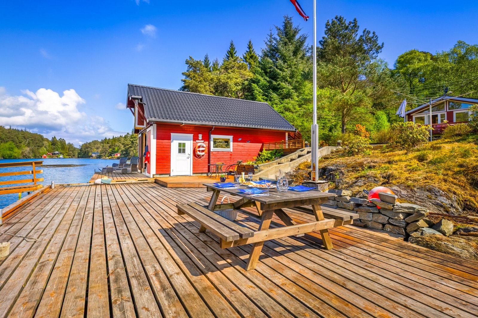 Den store bryggen danner fantastiske rammer for lange sommerdager ved sjøen, med god plass til både spisegruppe, avslapning og sosiale sammenkomster. Galleribilde