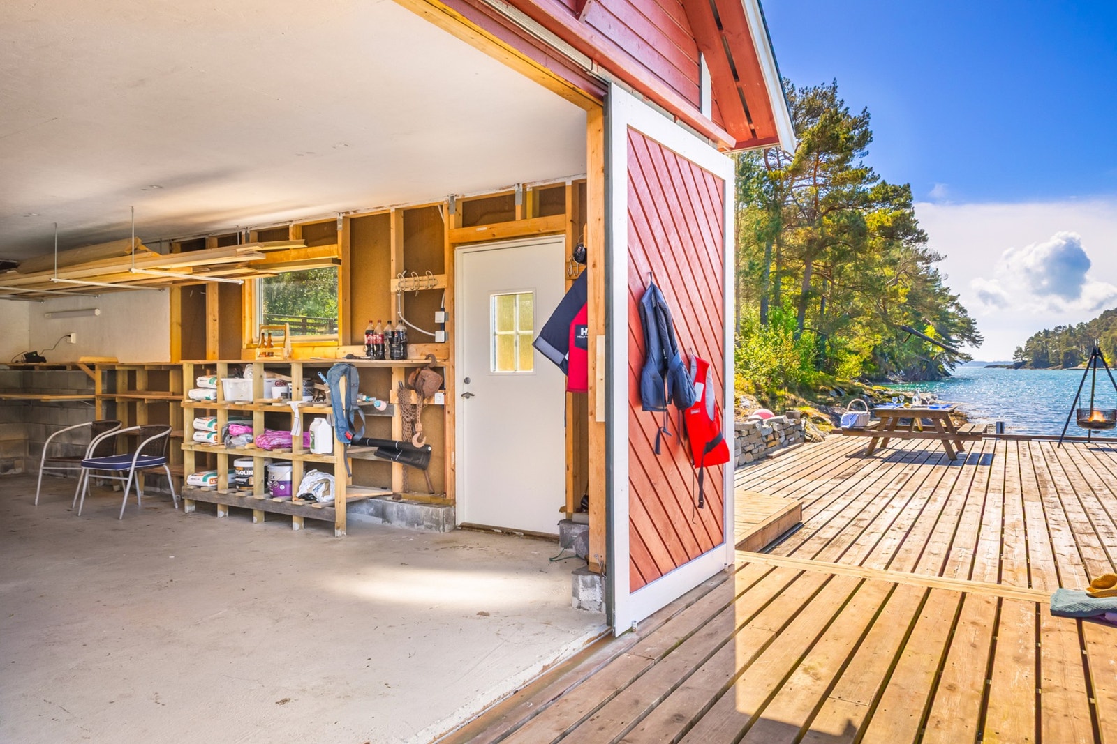 Samtidig som bryggen utenfor gir en flott plass for avslapning tett på vannet. Galleribilde