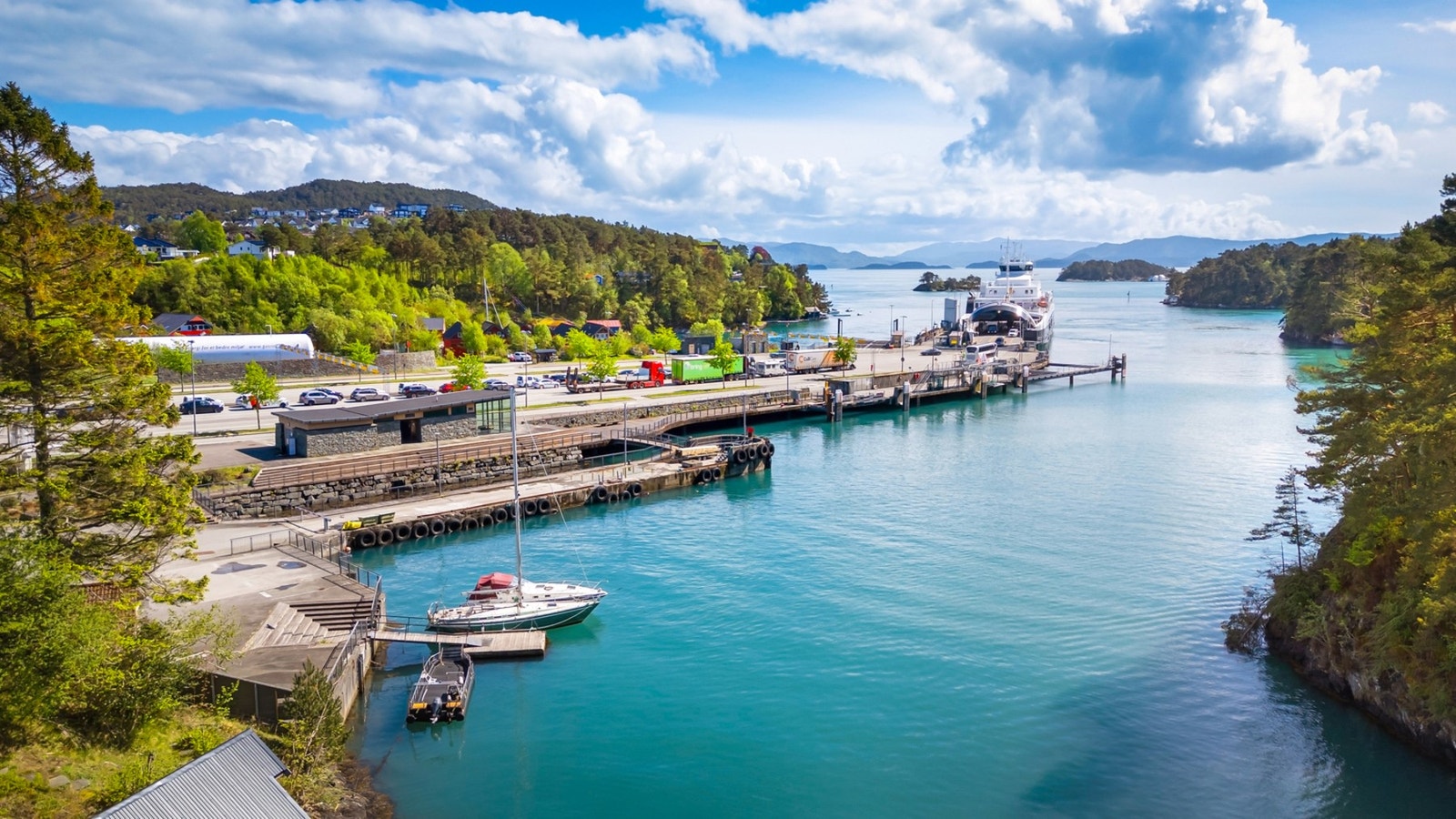 Halhjem ferjekai ligger like ved, med hyppige avganger til både Våge og Sandvikvåg. Fra Halhjem har man også enkel videre tilkomst til Osøyro og Bergen sentrum. Galleribilde