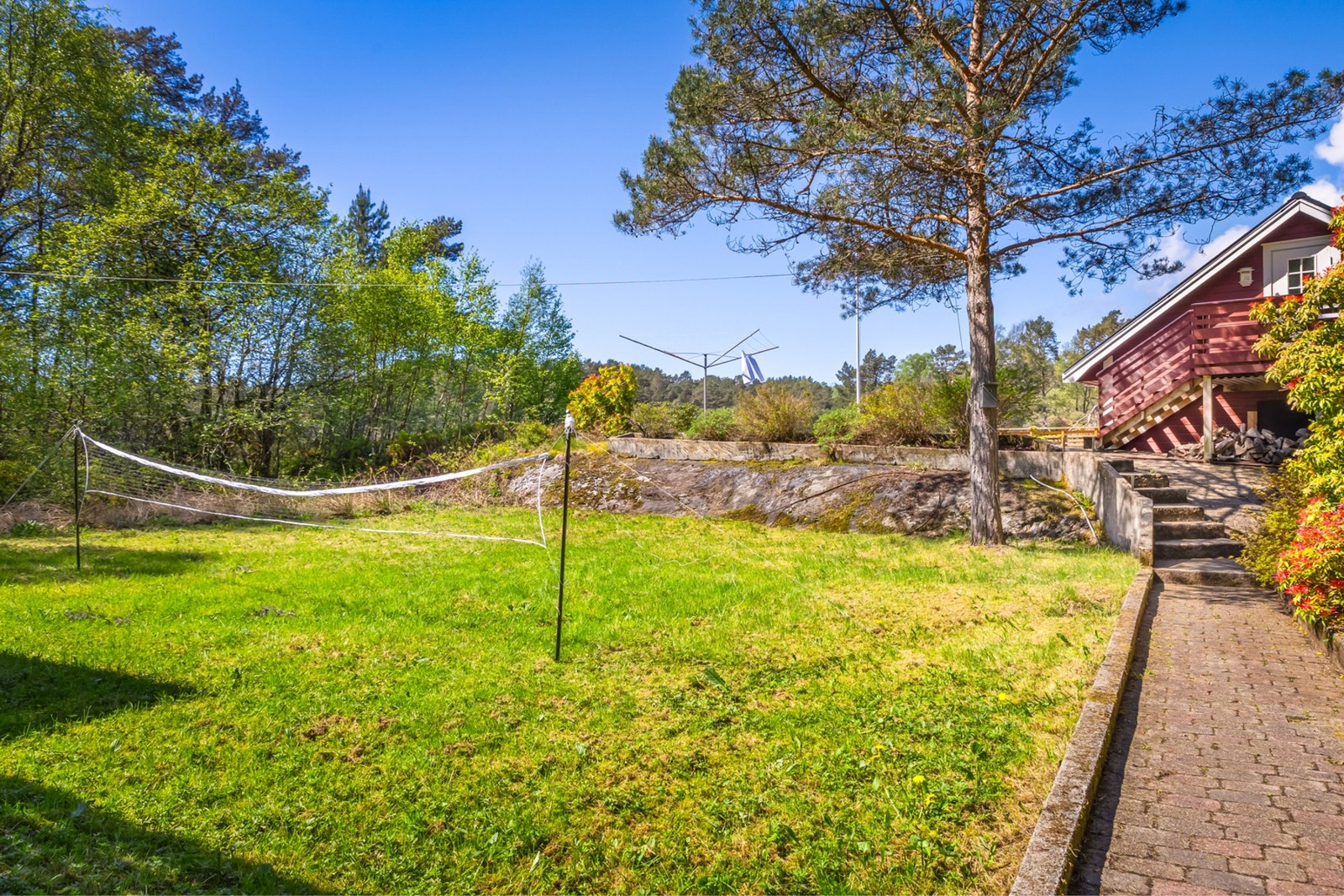 På uteområdet er det plass til lek og aktivitet, og det er blant annet satt opp badmintonnett på gressplenen. Galleribilde