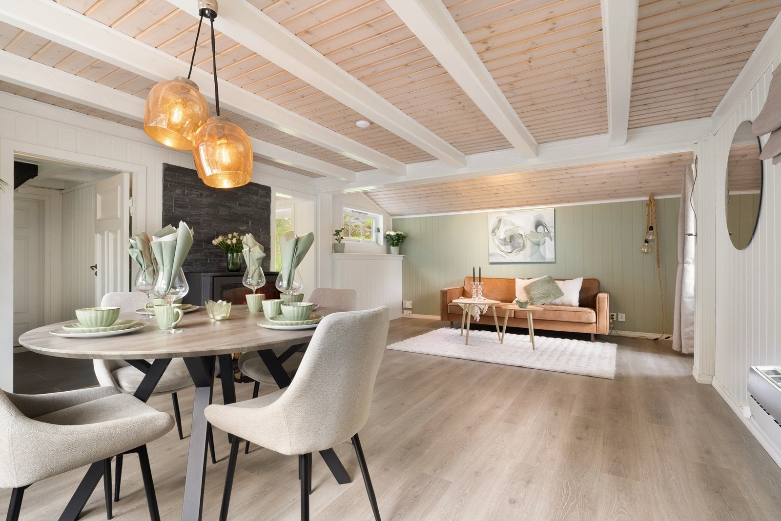 Romslig stue med muligheter til å innrede med både sofagruppe og spisebord. Galleribilde