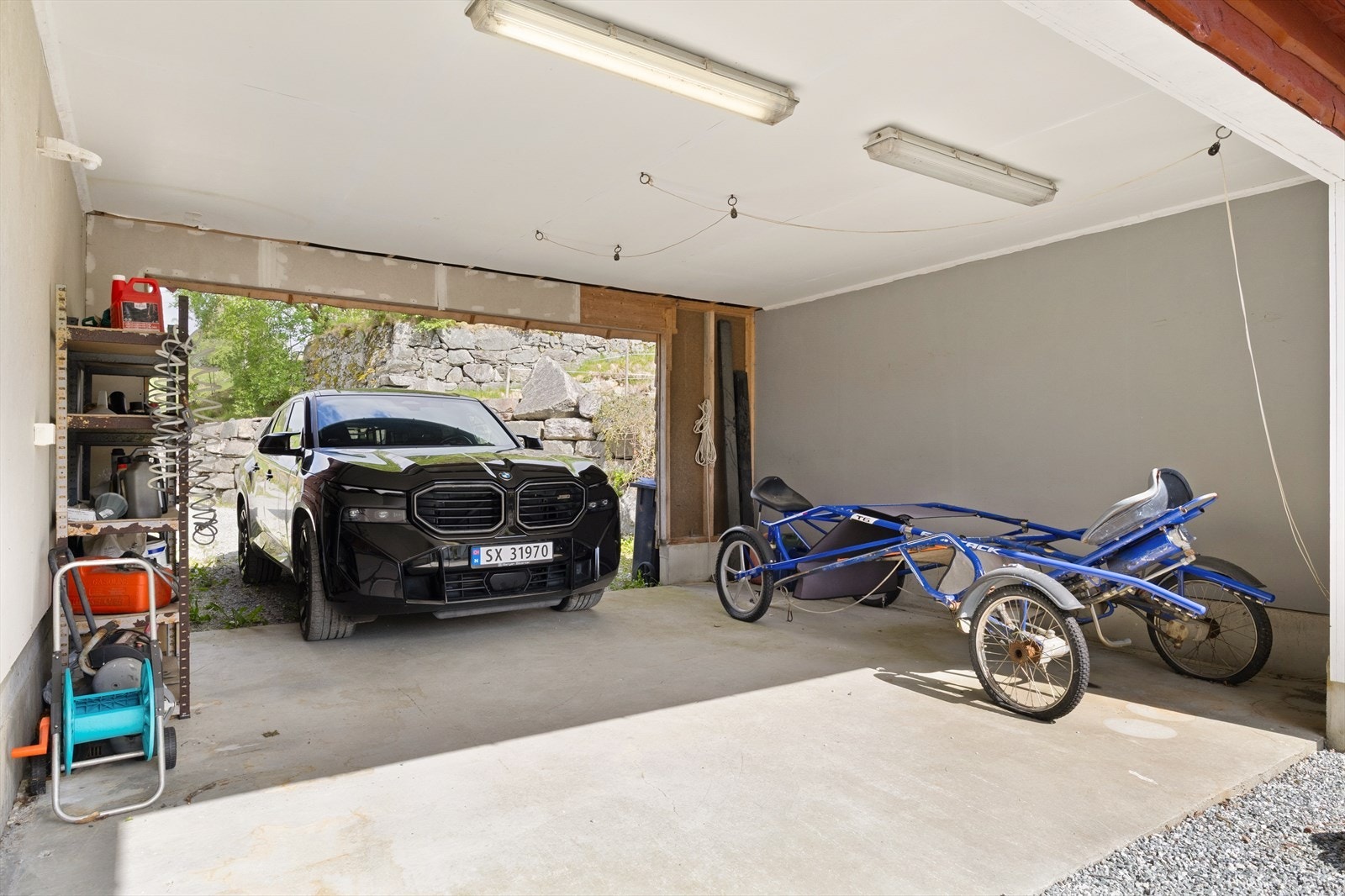 Overbygg brukt som carport og lagring Galleribilde