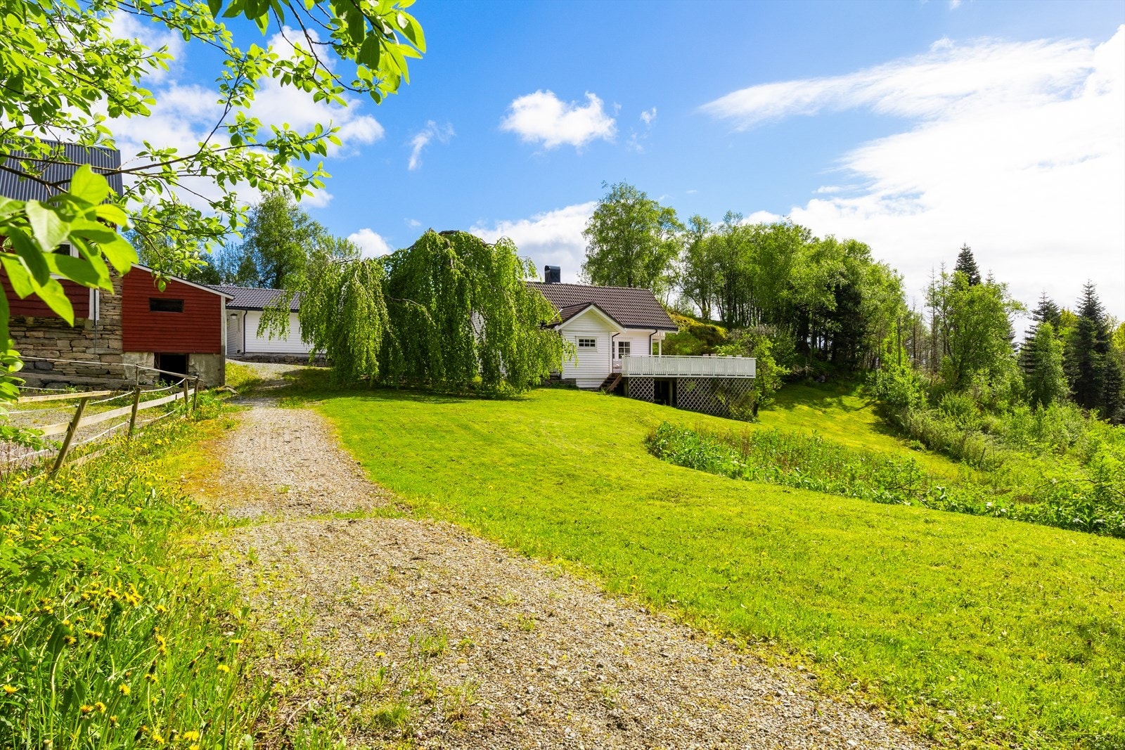 Et sjarmerende småbruk omringet av naturskjønne omgivelser. Eiendommen er på hele 25 890 m². Galleribilde