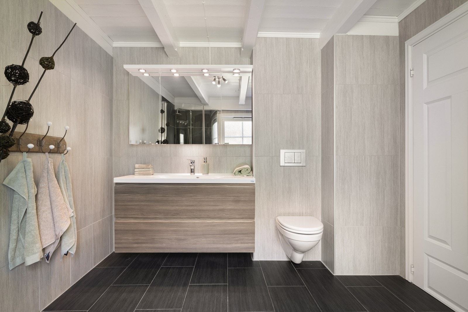 Badet har fliser på gulv og vegger, samt elektriske varmekabler. Galleribilde