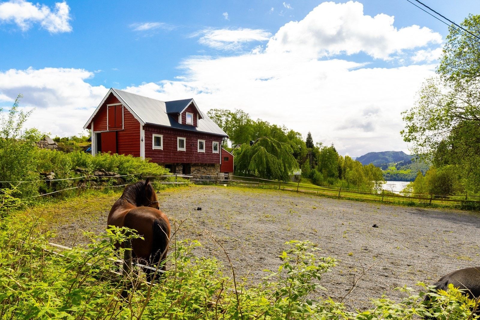 Stor luftegård til hestene. Løen er bygget ny over eldre grunnmur. Utført 2012/13. Følger også smal sjøutsikt med fra deler av eiendommen. Galleribilde