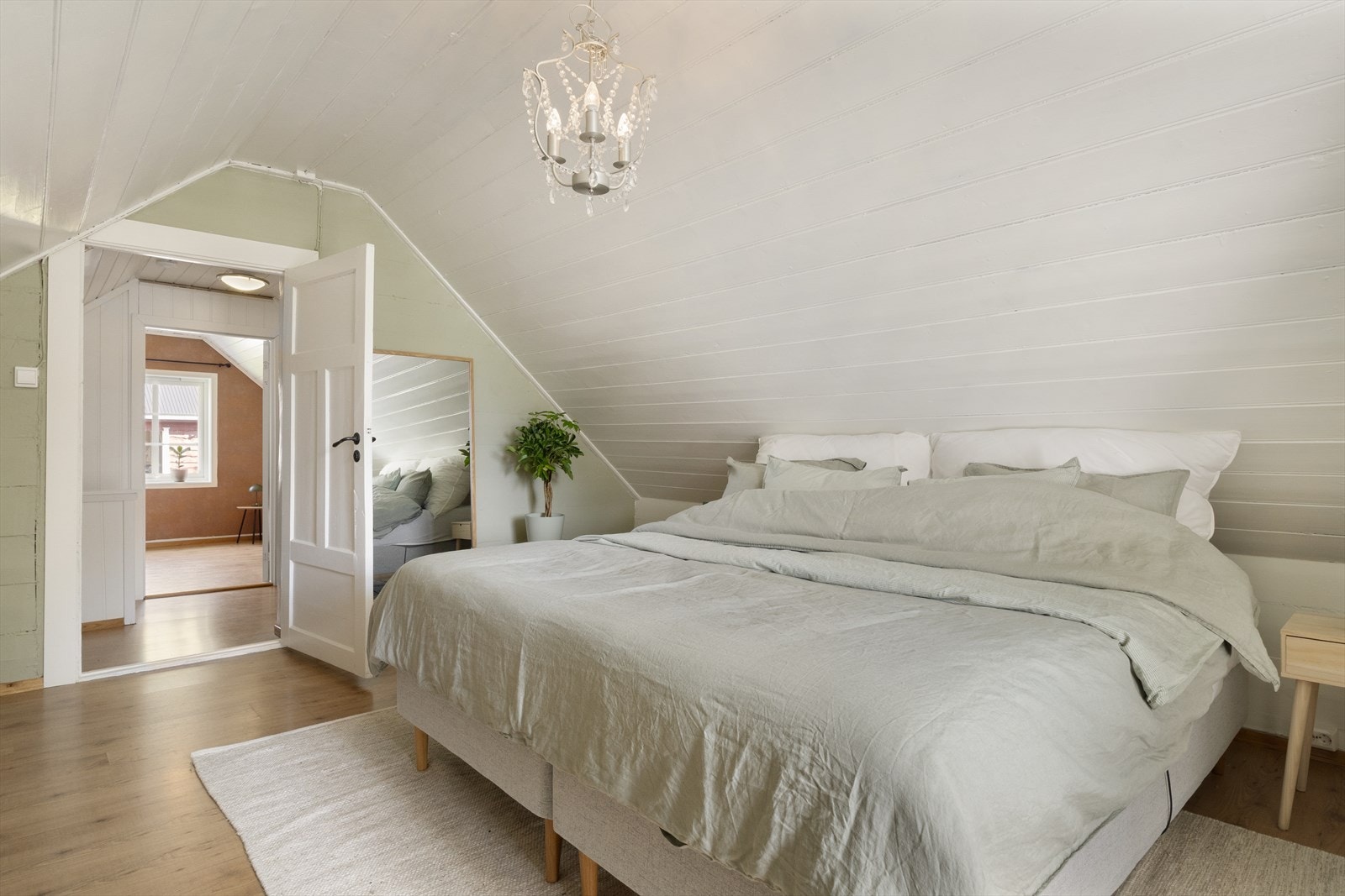 Hovedsoverommet har plass til dobbeltseng og annet ønskelig soveromsmøblement. Galleribilde
