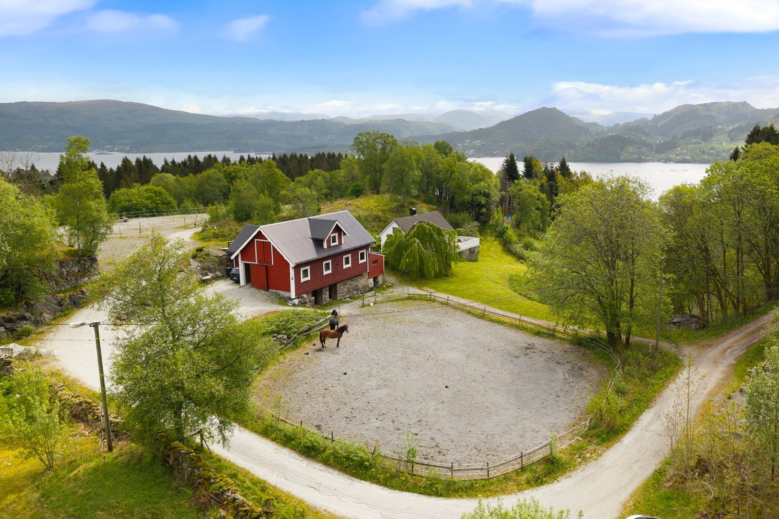 Aktiv Eiendomsmegling v/Jørn Tage Hereide har gleden av å presentere Hopsdalsvegen 77. Ett herlig småbruk med det meste rundt deg. Galleribilde