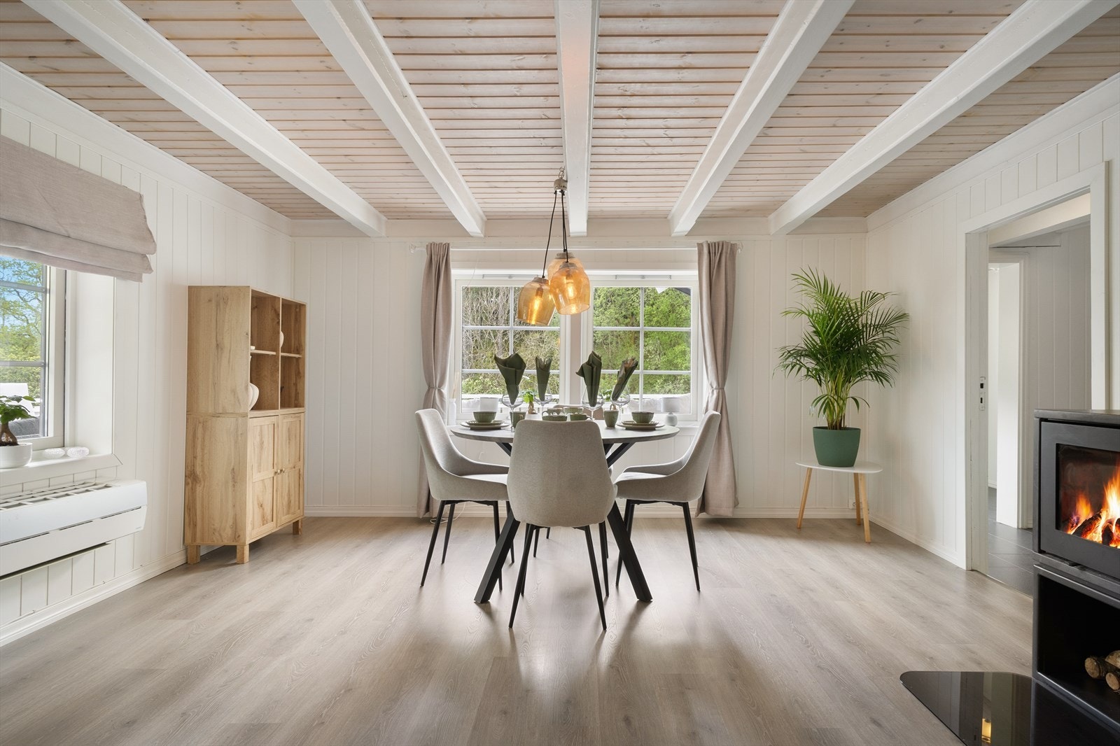 Stuen har vedovn og varmepumpe som oppvarmingskilde. Galleribilde
