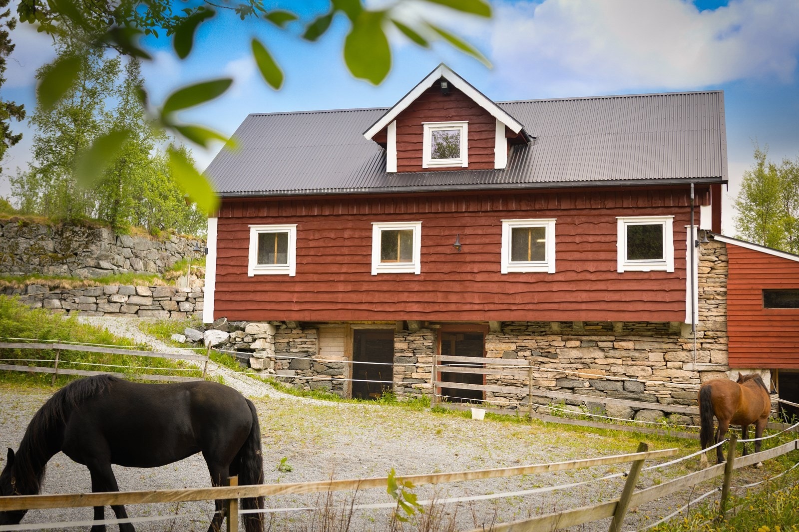 Løen har et areal på 186 m², her har du gode oppbevaringsmuligheter, samt god plass til gårdsdyr. Galleribilde