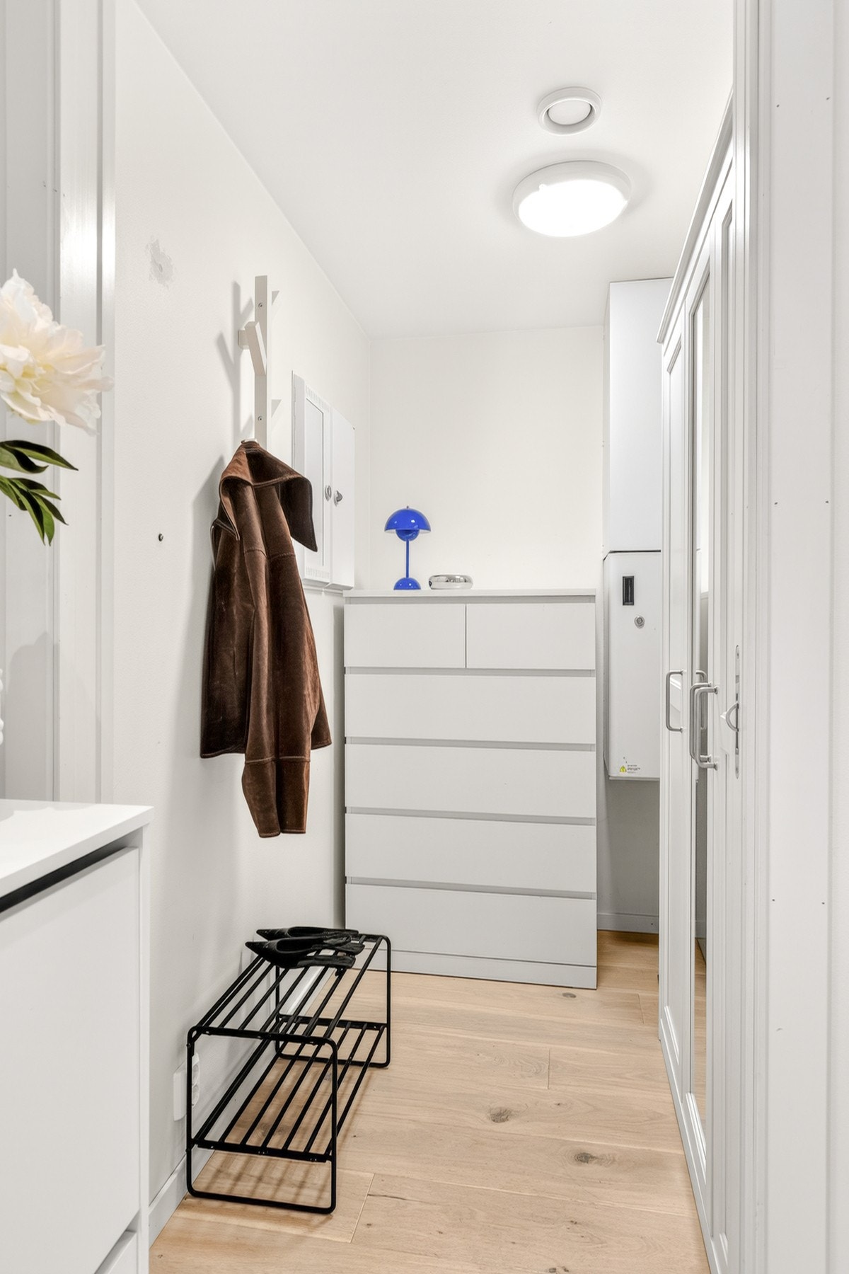 God oppbevaringsplass til sko og yttertøy i romslig og praktisk innvendig bod (med skyvedør) som er innredet med både garderobeskap og kommode. Det er i tillegg veldig godt med ekstern lagringsplass i romslig kjellerbod på 5m². Galleribilde