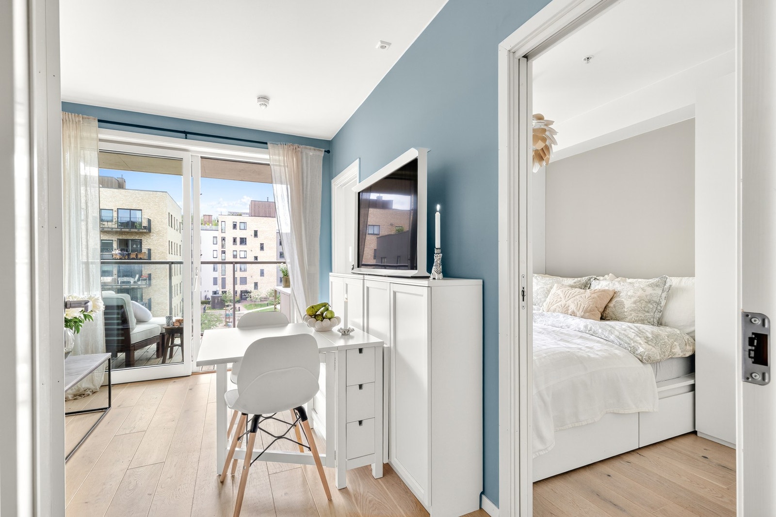 De store vindusflatene mot vest slipper inn rikelig med naturlig lys. Galleribilde