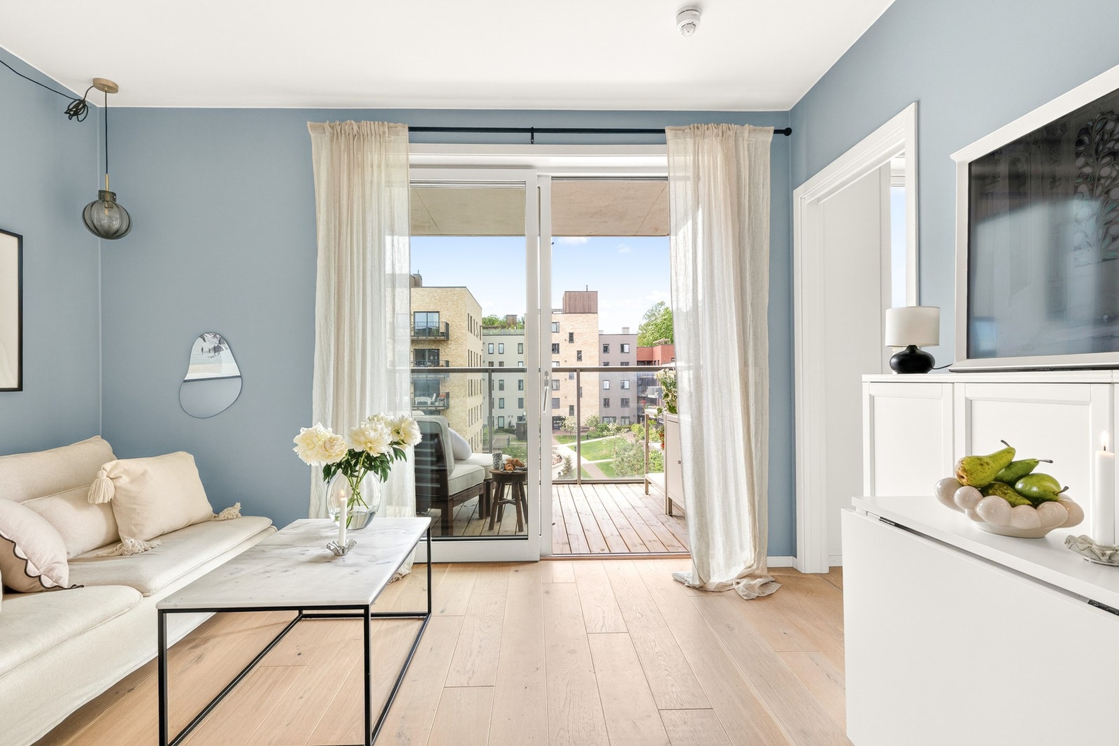 Gjennomgående god standard med fint enstavs parkettgulv og glatte lysmalte overflater. Galleribilde