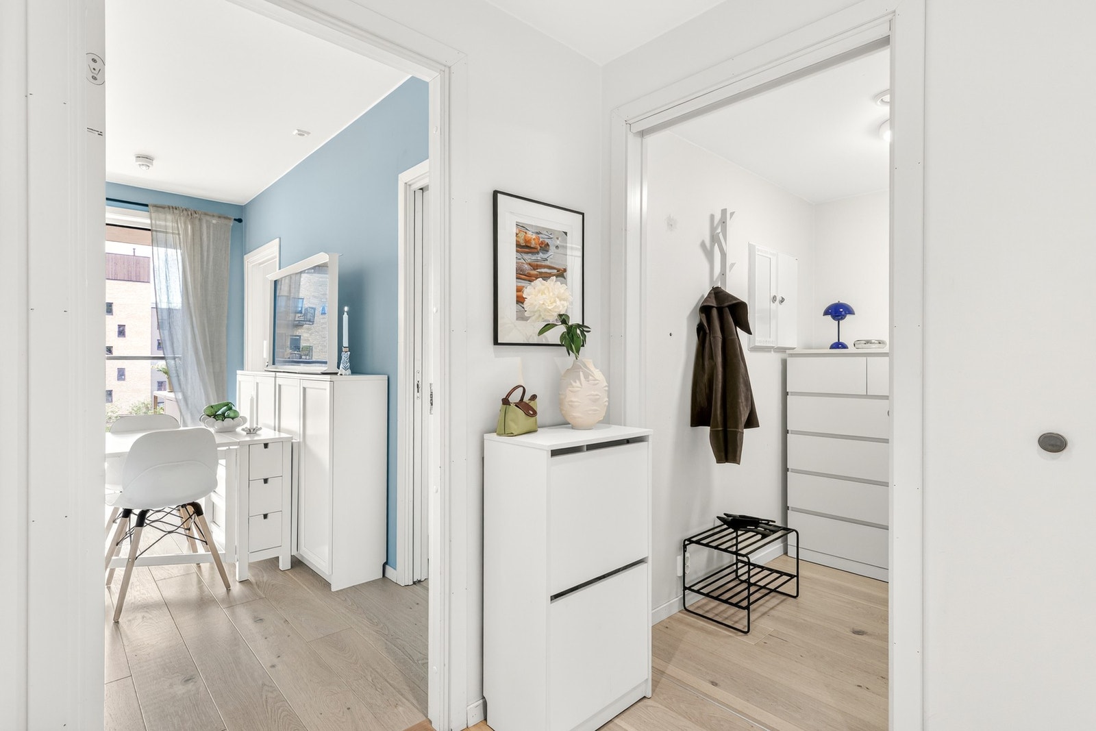 Heisen tar deg opp til 5. etasje og leiligheten, her møtes du av en lysmalt og funksjonell entré med praktiske og arealeffektive løsninger. Galleribilde