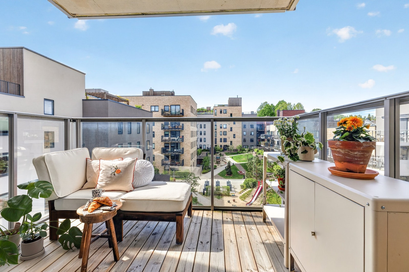 Fra stuen har du utgang til den fine og solrike balkongen. Balkongen er på ca. 6m² og beliggenheten mot vest sørger for gode solforhold (sol fra ca. 15:00-22:00 sommerstid). Galleribilde
