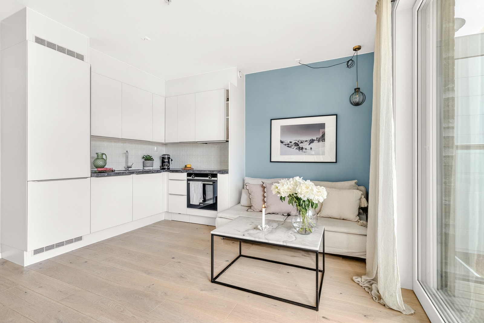 Kjøkkeninnredningen fra HTH (ny i 2019) er både tidløs og praktisk med hvite glatte fronter og mørk laminat benkeplate. Galleribilde