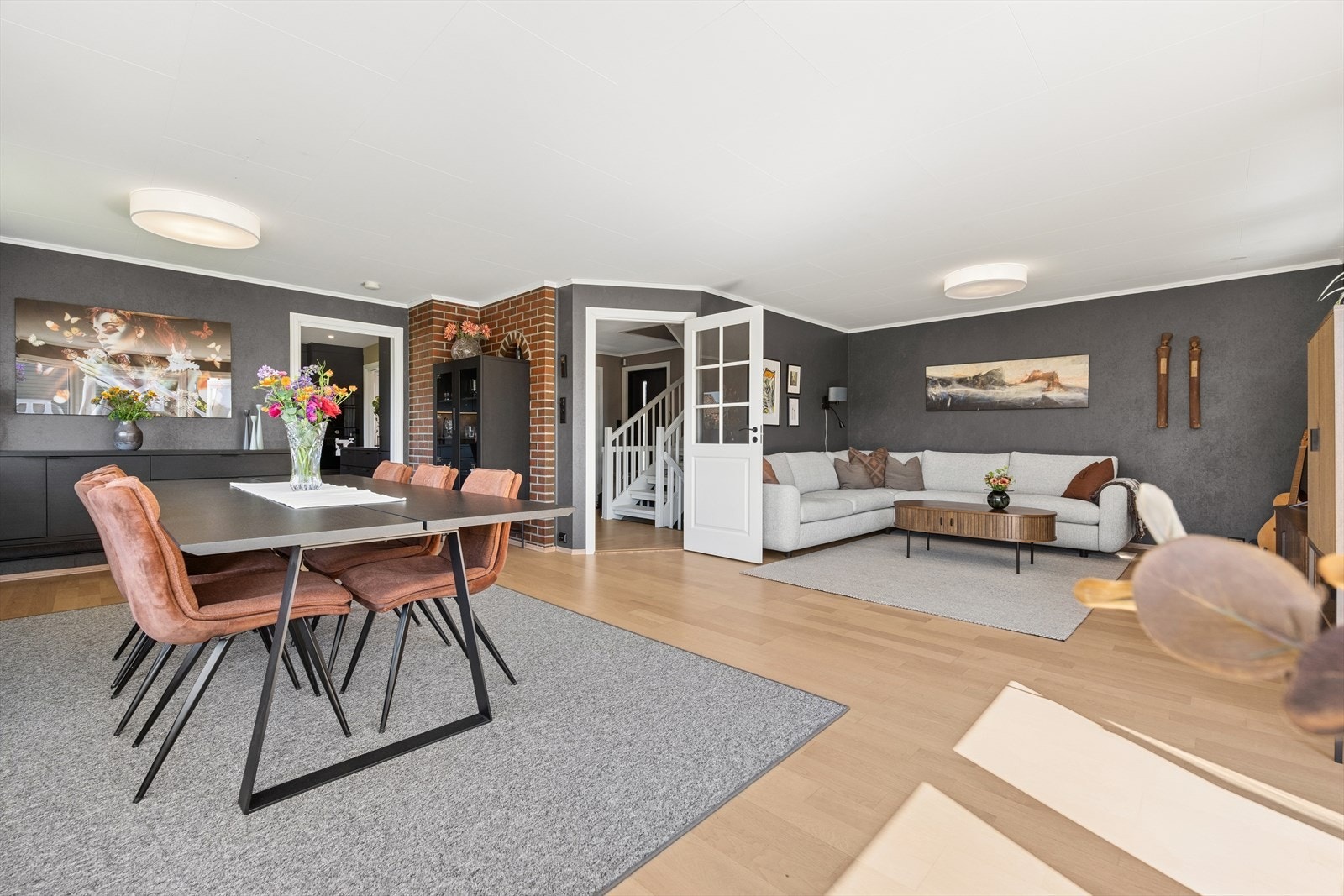 Fra stuen er det en åpen og naturlig overgang til både kjøkken og hall. Galleribilde