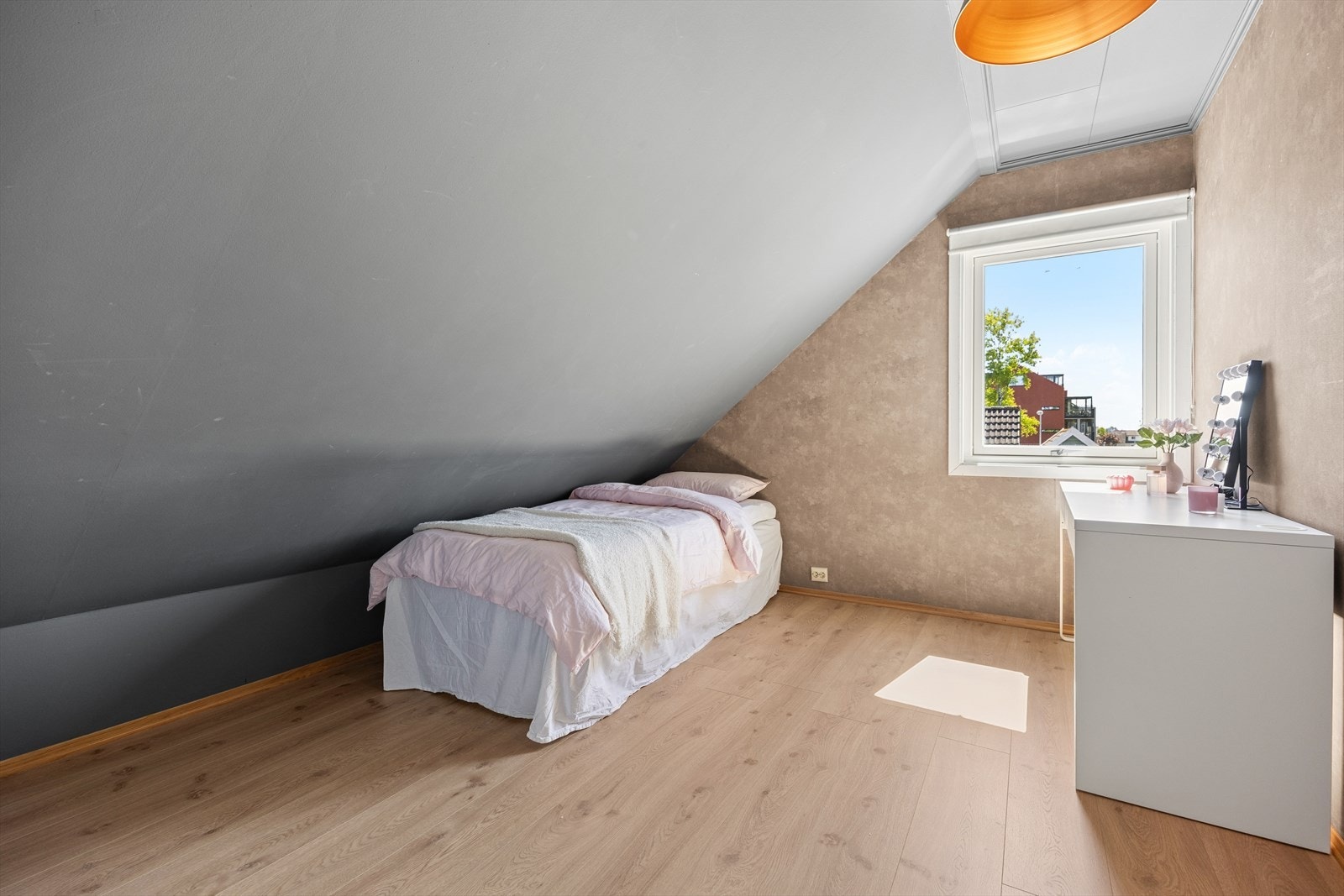 Det tredje soverommet er et lyst og anvendelig rom, egnet som barnerom, gjesterom eller kontor. Galleribilde