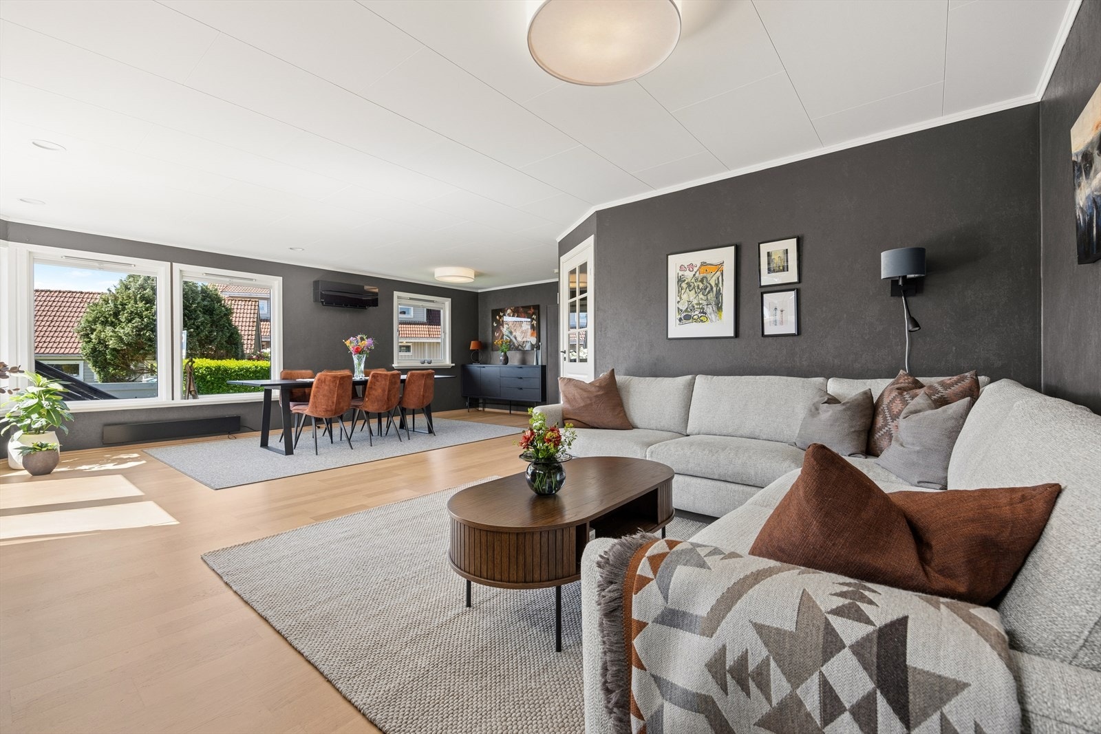 Stuen har god plass til både en romslig sofagruppe og en egen spisedel. Galleribilde
