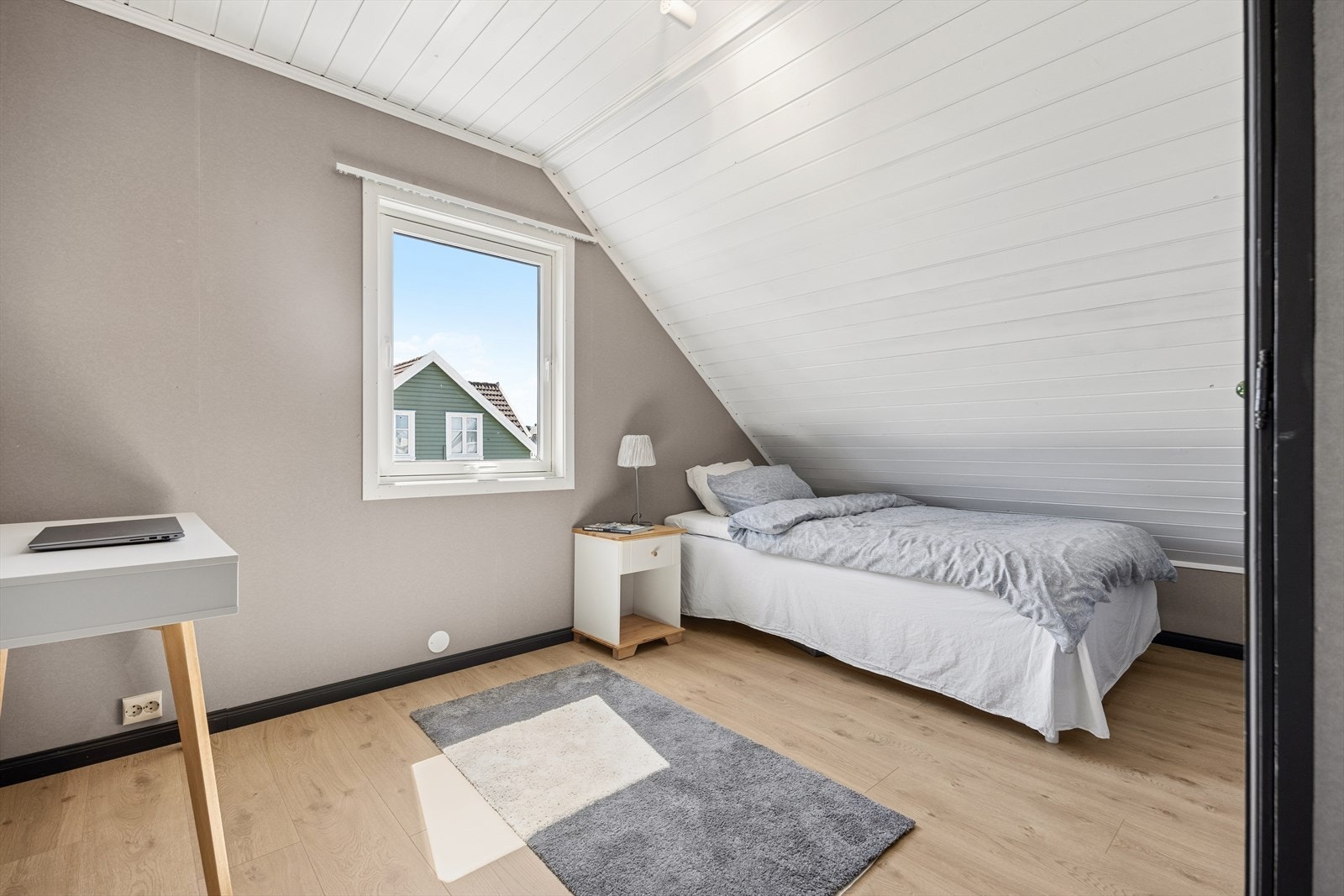 Det andre soverommet har tilsvarende skrå tak og vindu, med plass til seng og skrivebord. Galleribilde