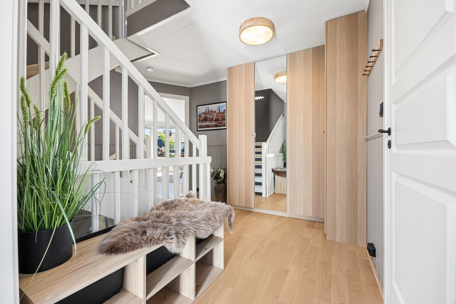 Trivelig og luftig hall som ønsker deg velkommen inn, god plass til å henge fra seg ytterklær i garderobe. Galleribilde