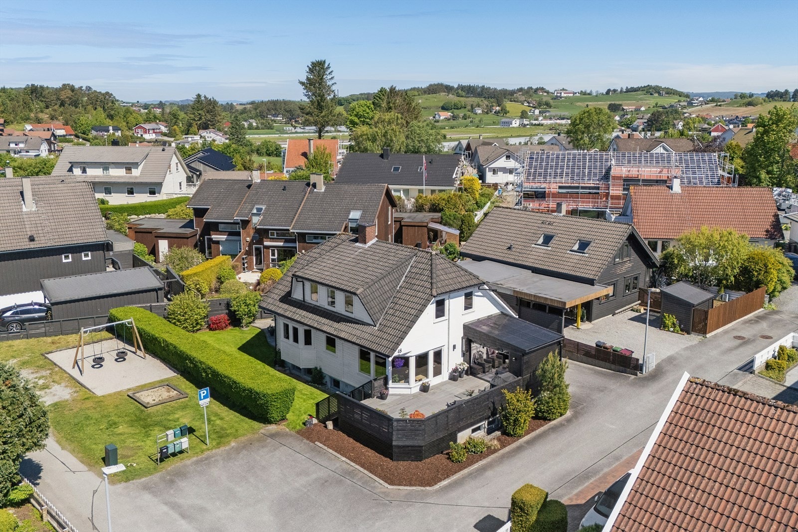 Enebolig i et populært og barnevennlig boligområde med en rolig og attraktiv beliggenhet. Tilbaketrukket med lite innsyn fra øvrig bebyggelse. Galleribilde
