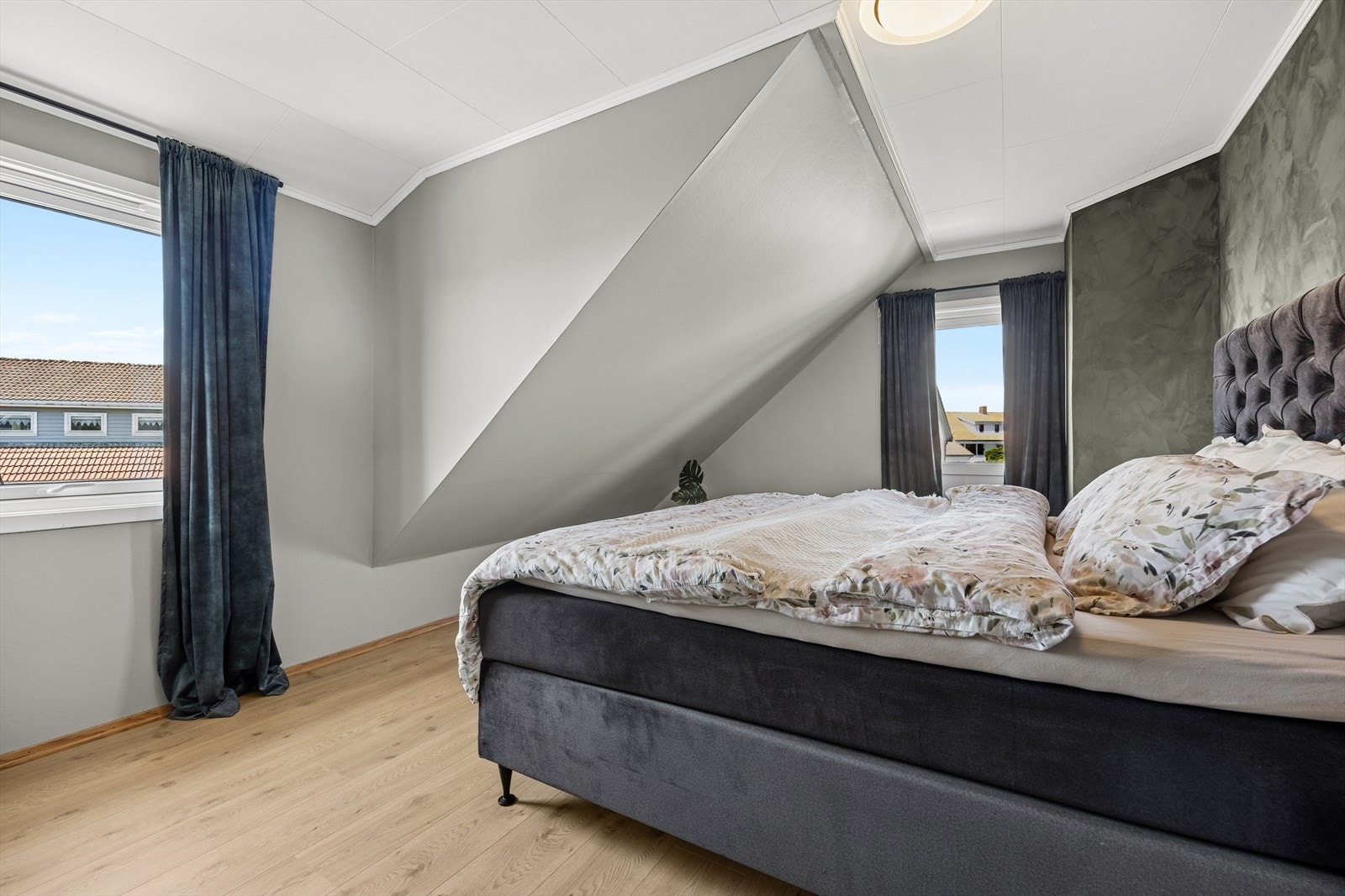 Etasjen har 3 soverom av god størrelse. Hovedsoverommet har god plass til dobbeltseng og oppbevaring. Skråtak som gir rommet en lun form. Utgang til en balkong. Galleribilde
