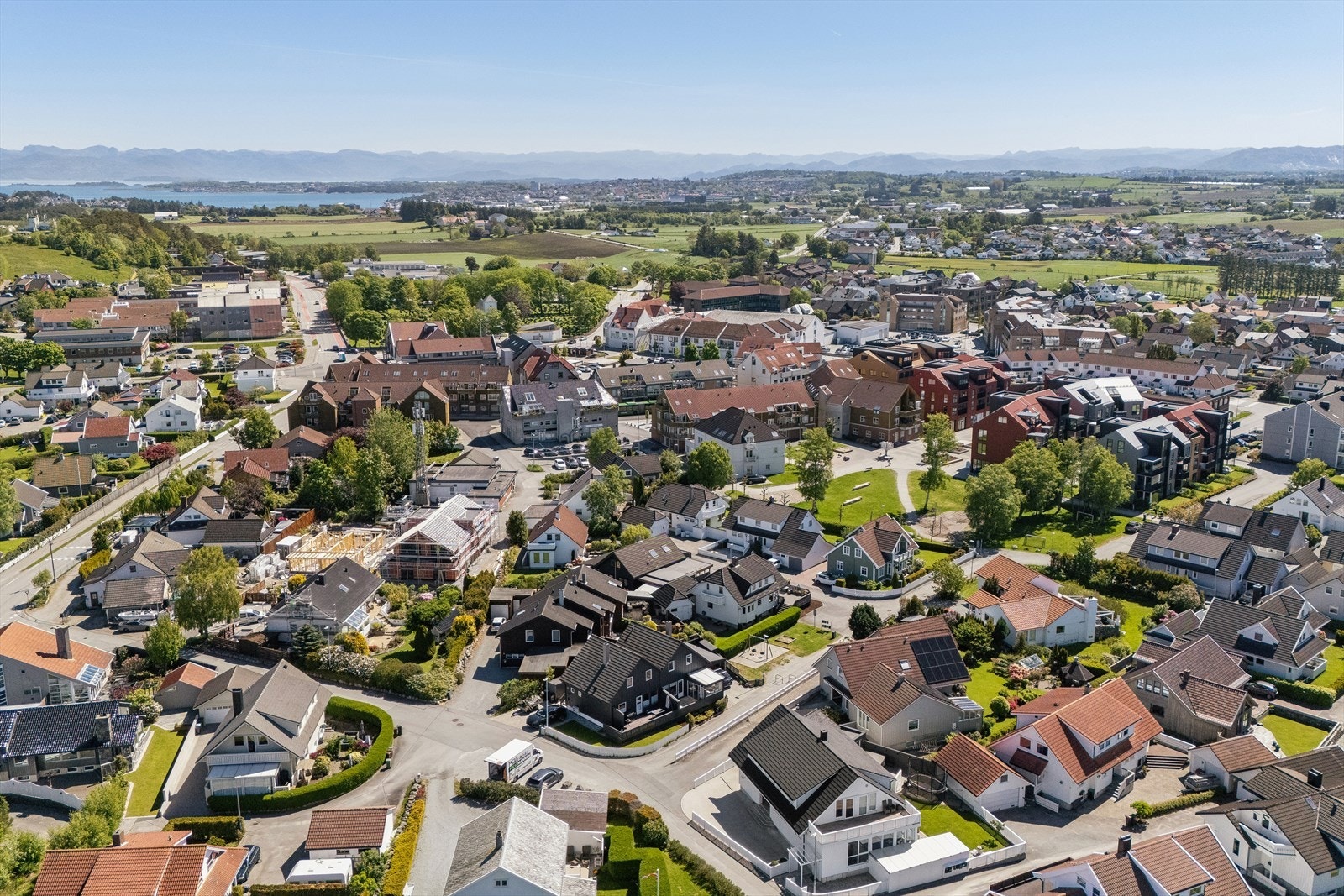 Fra boligen er det kort vei til Randaberg sentrum med servicetilbud som dagligvare, apotek og vinmonopol. Galleribilde