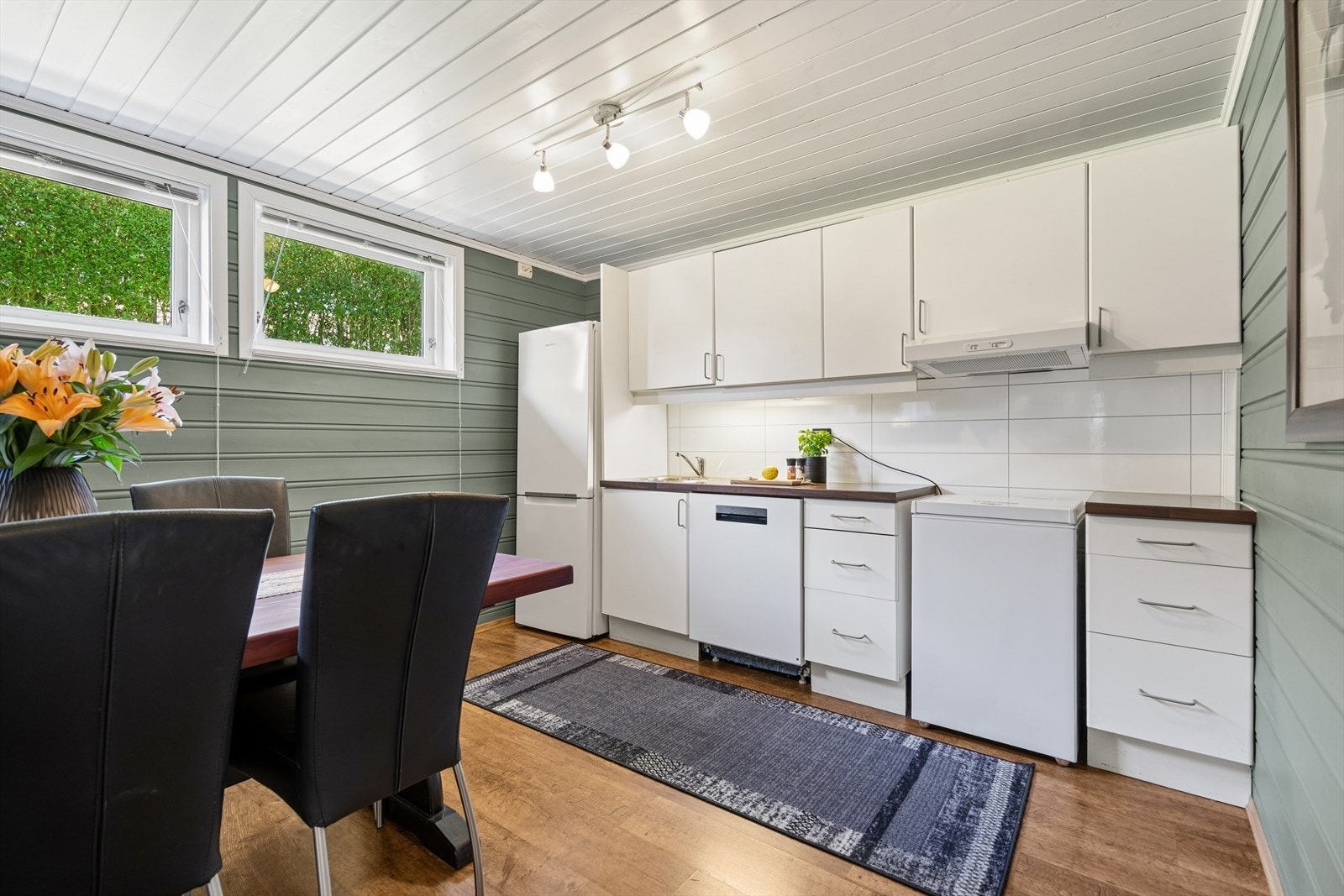 Hybelkjøkkenet har innredning med glatte fronter. Benkeplaten er av laminat. Kjøkkenventilator med avtrekk ut. Rom innredet - ikke omsøkt. Galleribilde
