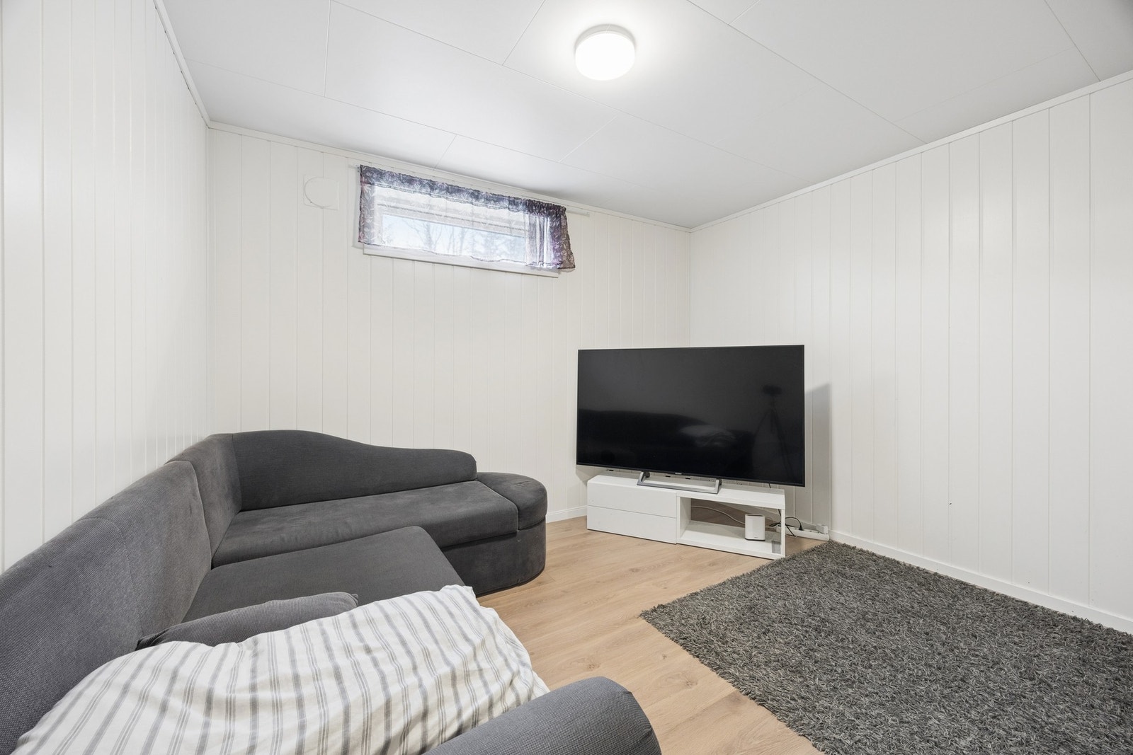 Rommet har laminat på gulvet og panelplater på veggene. Galleribilde