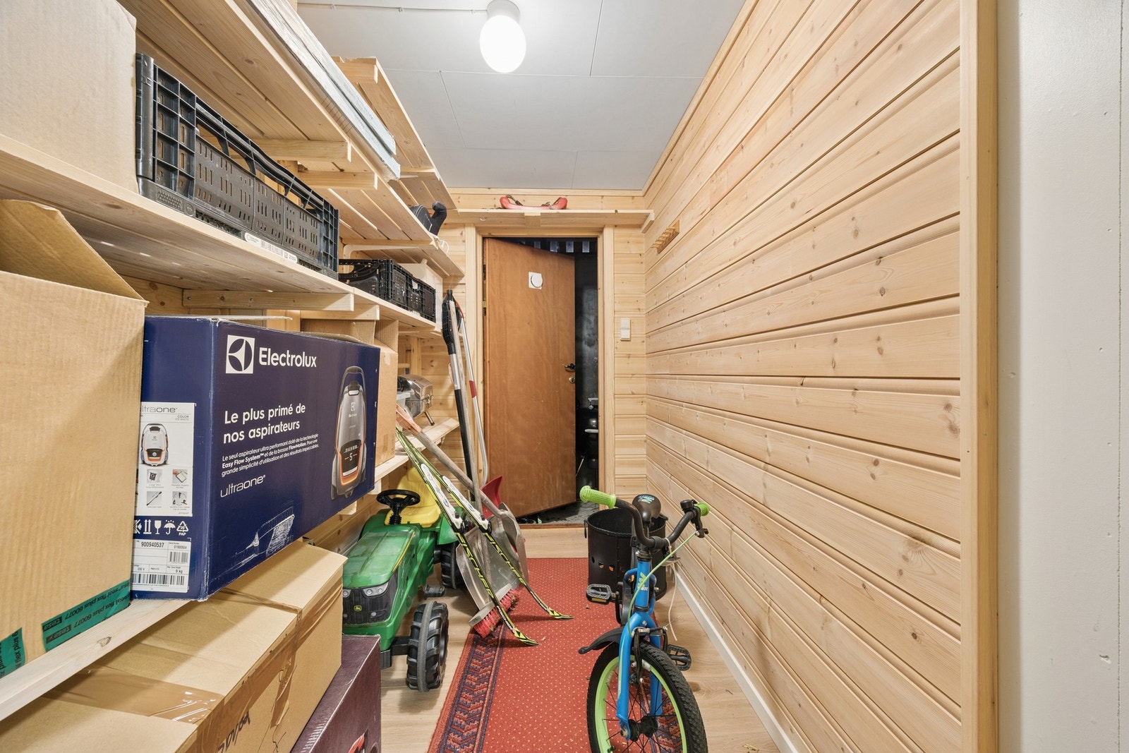 Kjelleretasjen har rikelig med lagringsplass fordelt på flere boder. Galleribilde