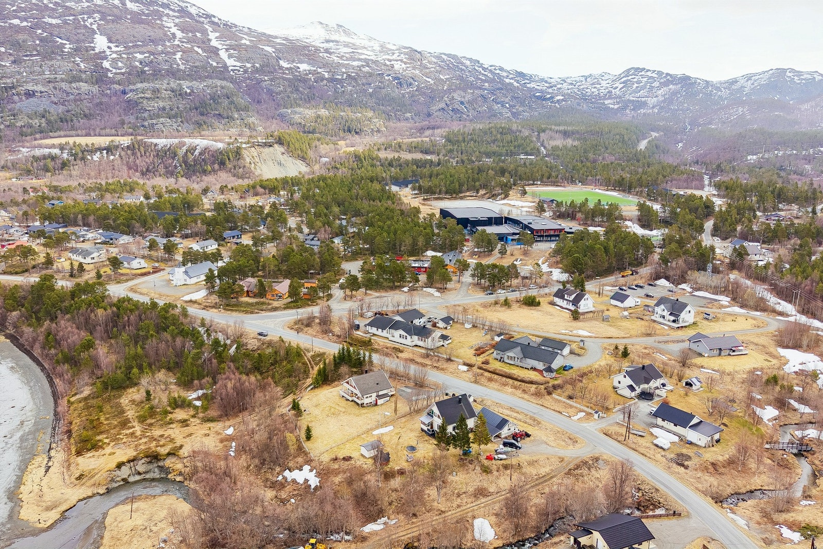 Det er kort vei til Kvænangen sentralidrettsanlegg, som ligger kun 300 meter unna. Galleribilde