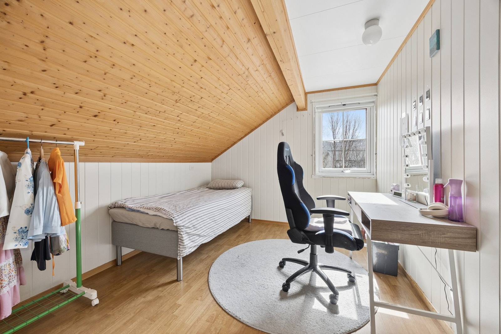 Soverom med trepanel i himling og plass til seng og skrivepult. Galleribilde