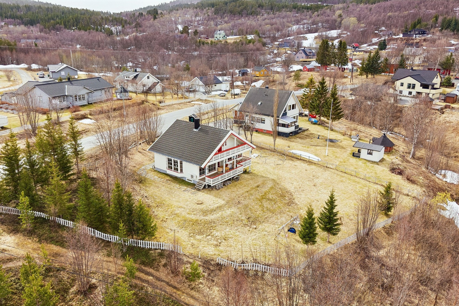 Boligen ligger fint til i terrenget med gode sol- og utsiktsforhold. Galleribilde