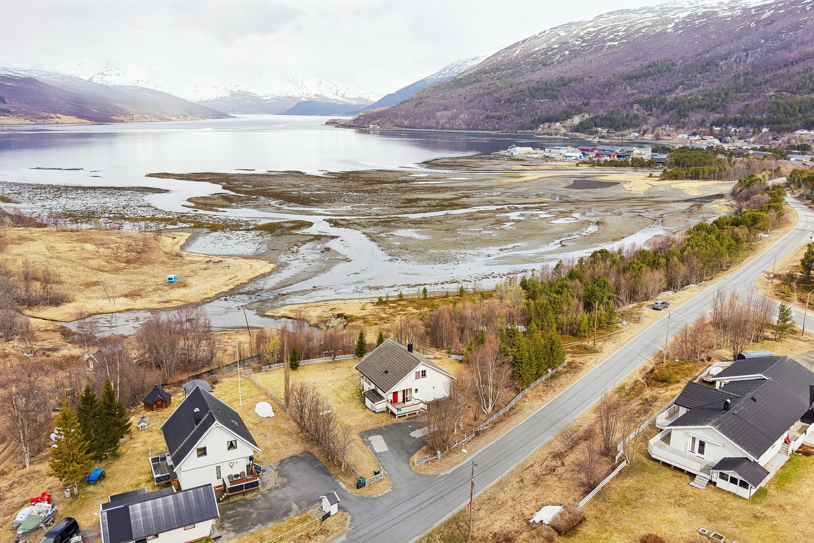 Eiendommen har en flott beliggenhet med nydelig utsikt over fjorden og nærområdet. Galleribilde