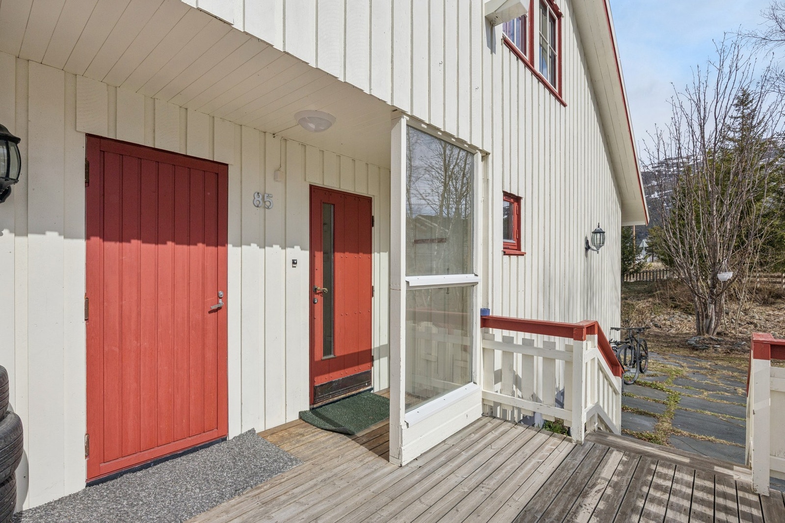 Inngangspartiet er overbygd og har adkomst til både entré og en bod. Galleribilde