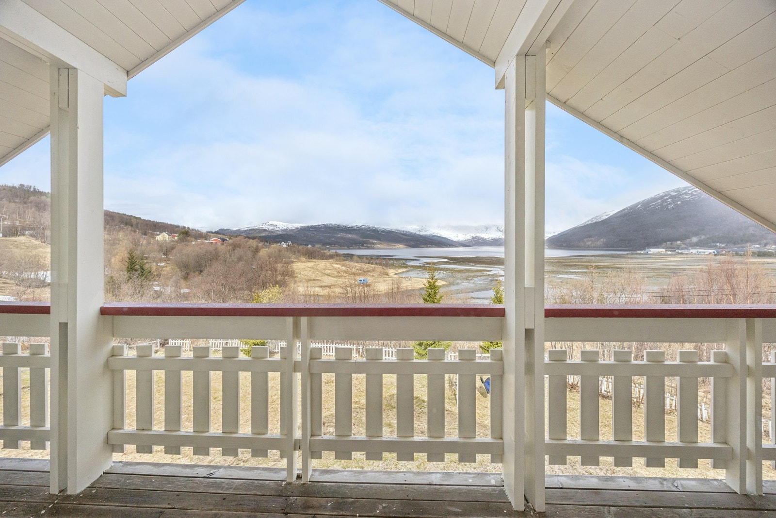 Balkongen på loftet gir en privat og skjermet uteplass med flott utsikt. Galleribilde