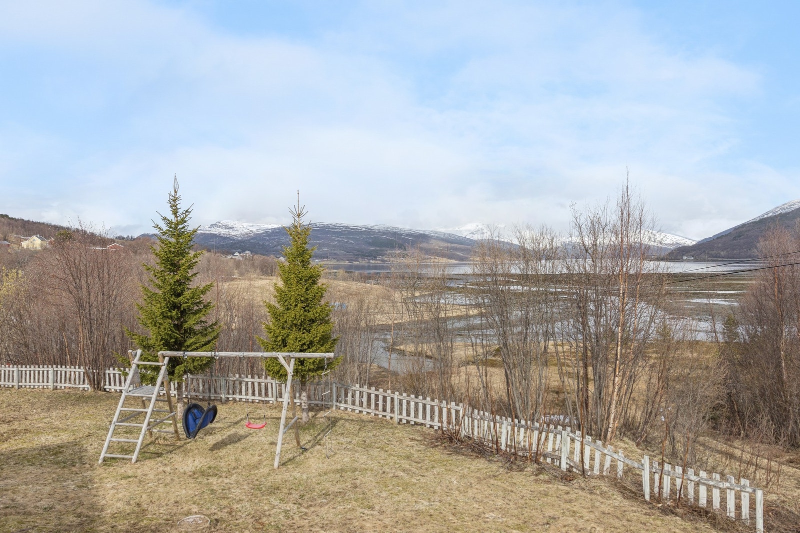 Fra hagen er det åpen utsikt mot fjorden og det omkringliggende landskapet. Galleribilde