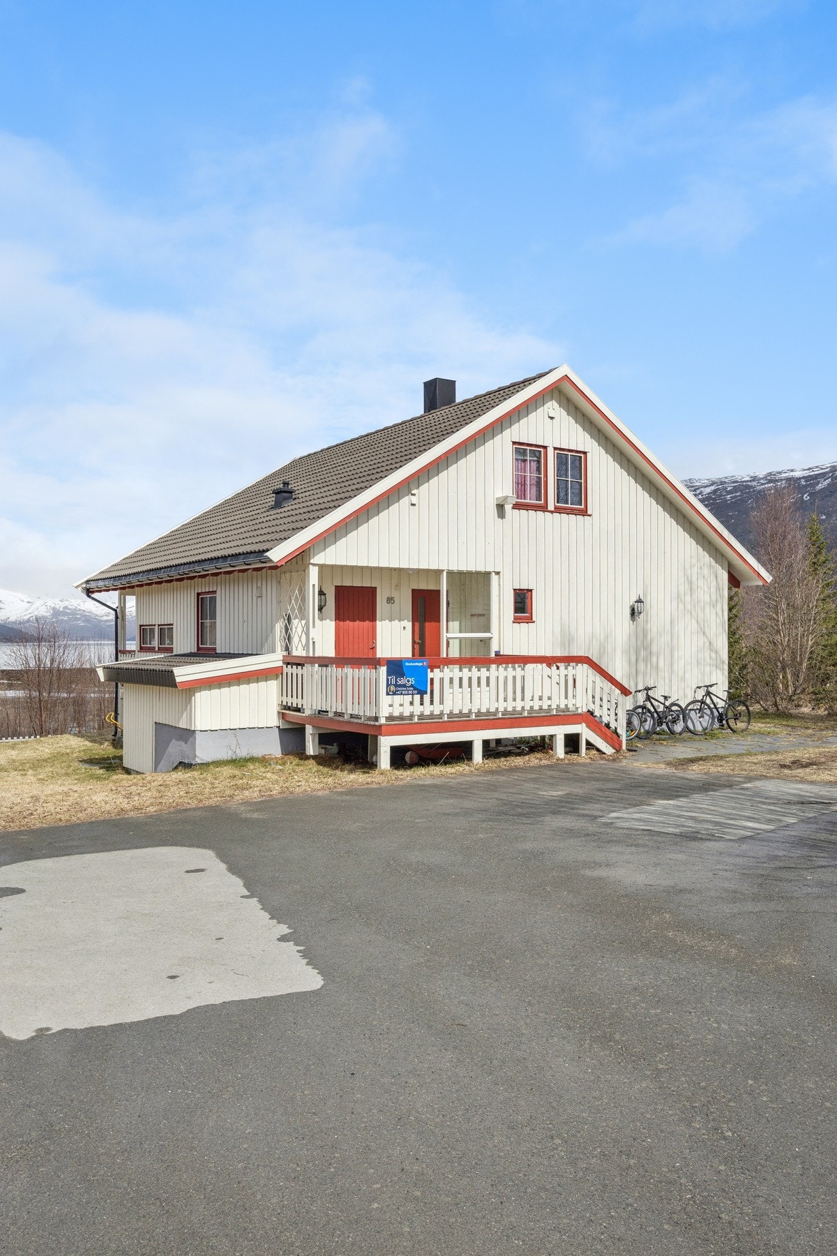 Boligen har stående bordkledning og tak tekket med betongtakstein. Galleribilde
