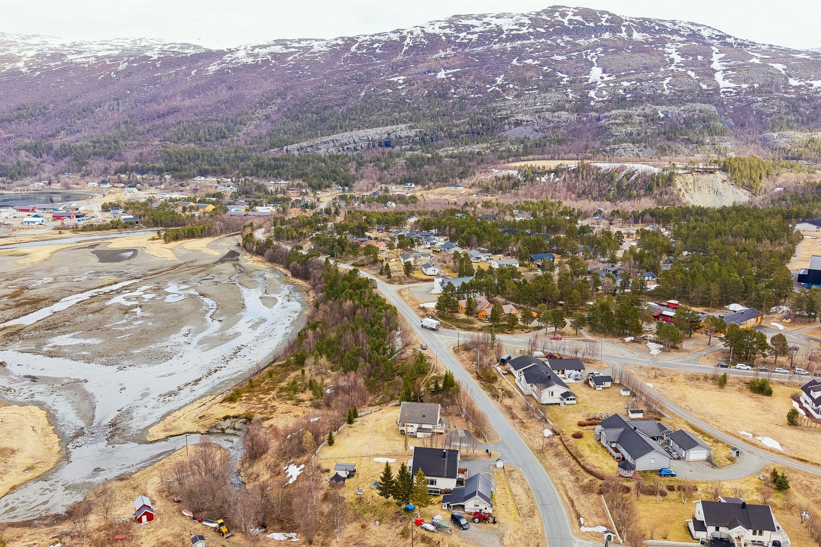 Beliggenhet med nærhet til sjøen og flotte turområder. Galleribilde