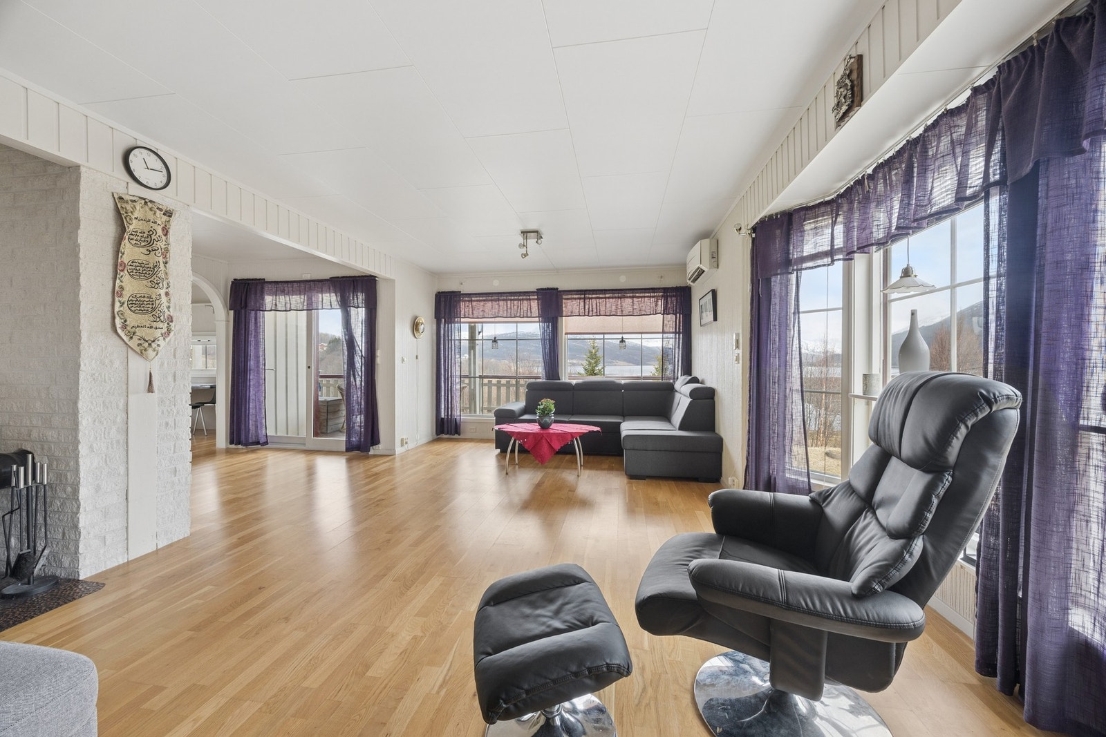 Stuen er romslig med plass til flere sittegrupper og har parkett på gulvet. Galleribilde