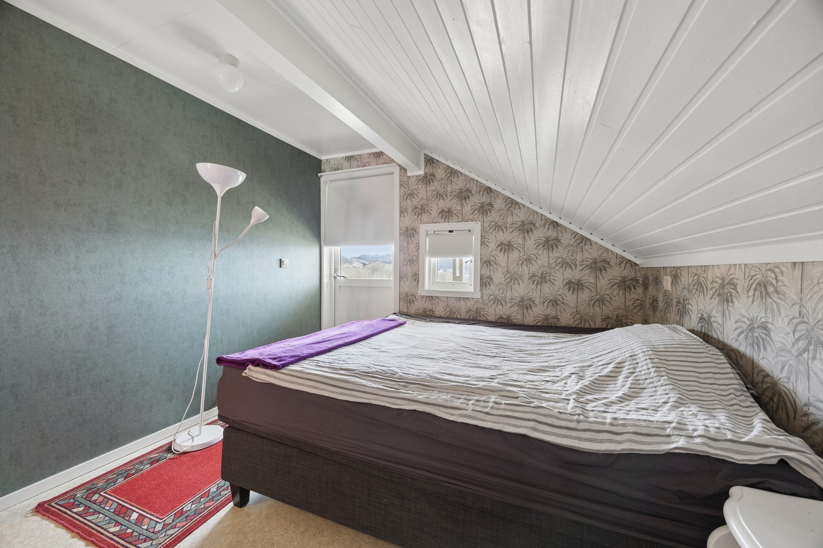 Loftsetasjen inneholder boligens tre soverom og ett bad. Galleribilde