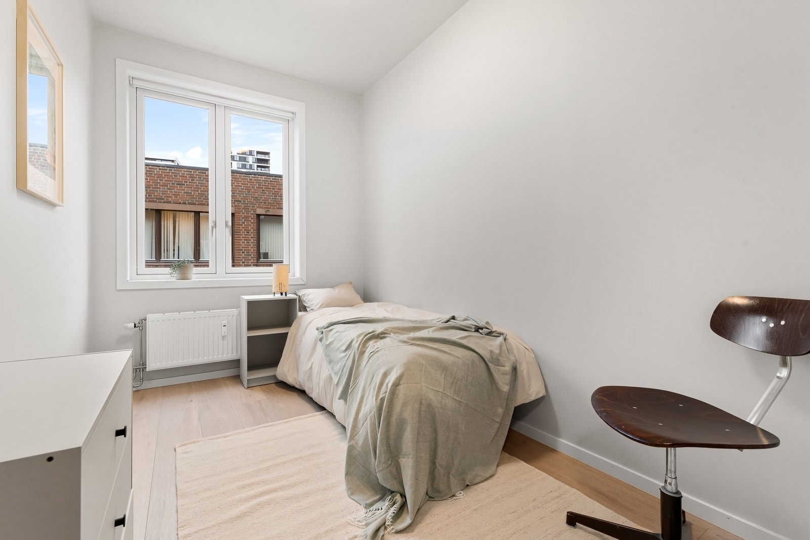 Soverom 2 er av god størrelse, med plass til seng, nattbord og øvrig møblement. Galleribilde