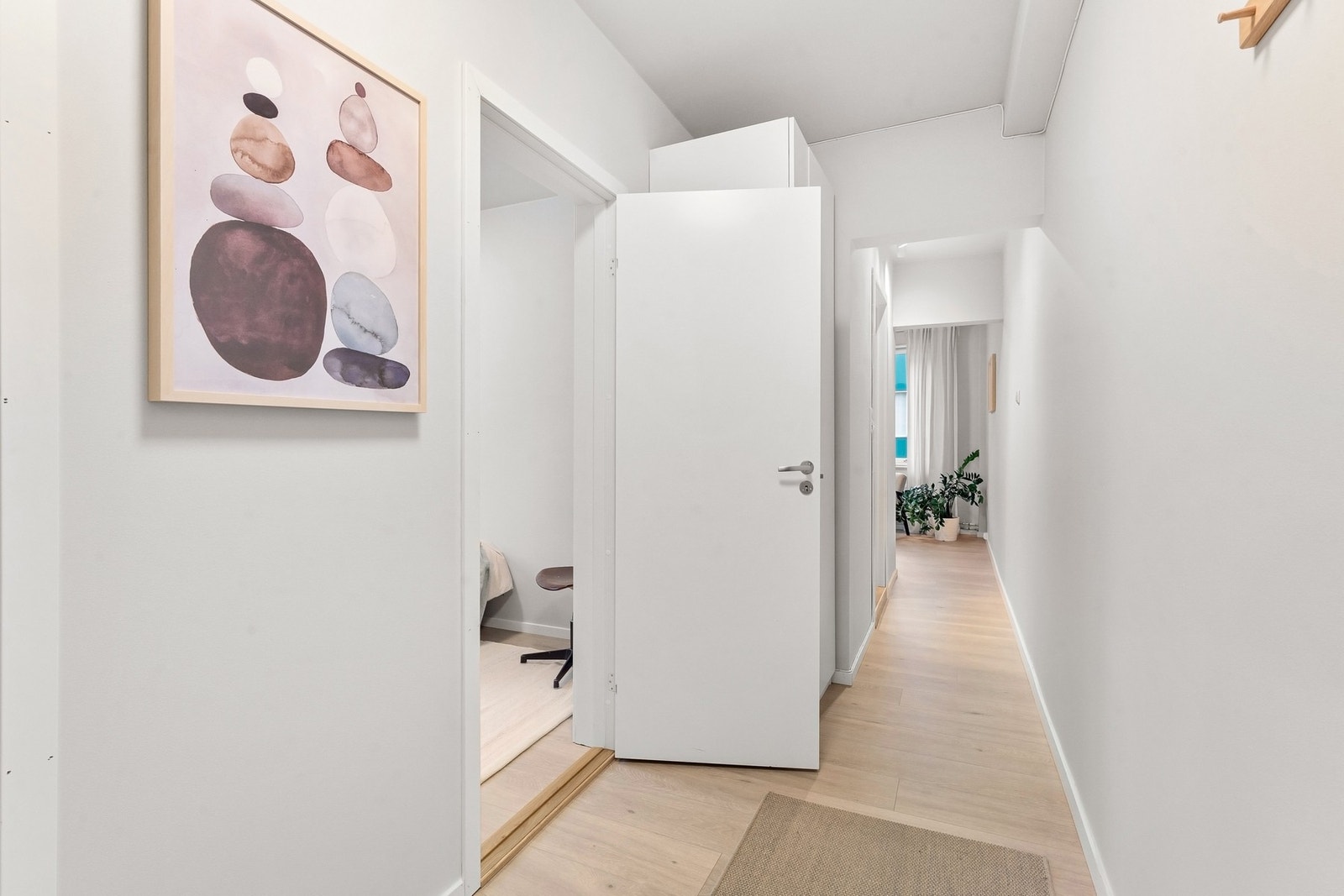 Innbydende entré med gode oppbevaringsmuligheter. Galleribilde