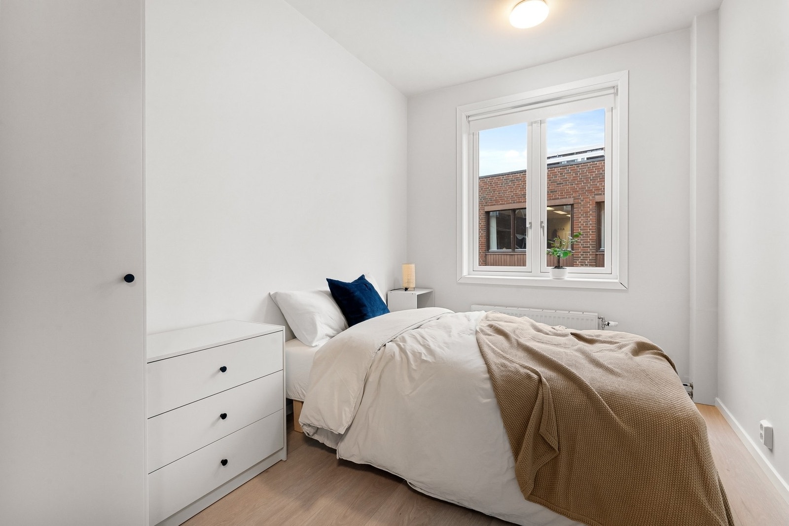 Romslig hovedsoverom med god plass til dobbeltseng, nattbord og garderobe. Galleribilde