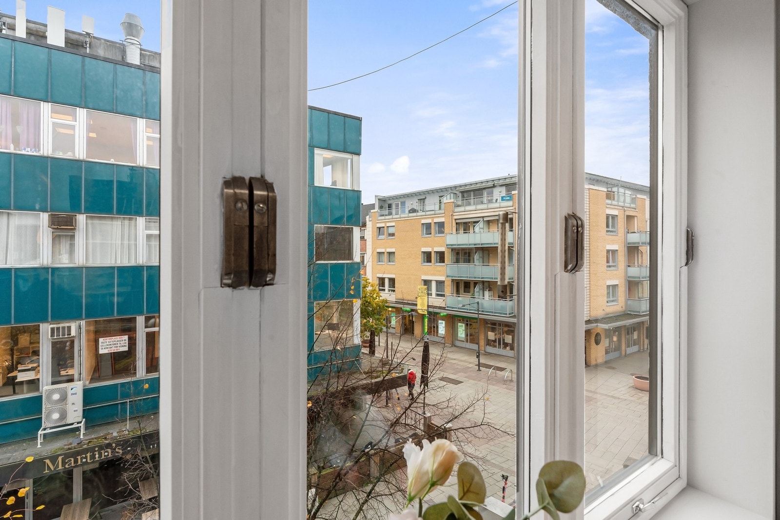 Fra stuen er det hyggelig utsyn mot byens gågate. Galleribilde