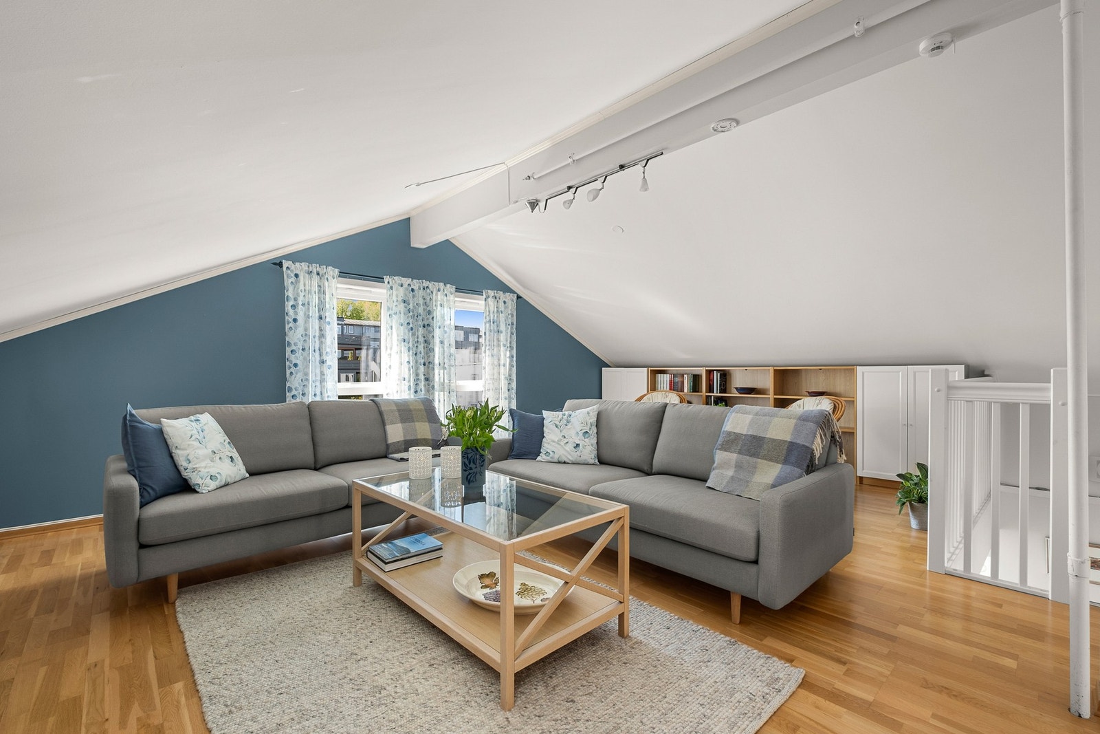 Loftet - Rom innredet og brukt som stue. Galleribilde