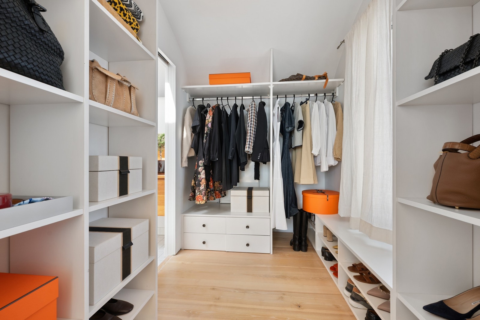 Tilhørende walk-in-garderobe gir gode oppbevaringsmuligheter. Galleribilde