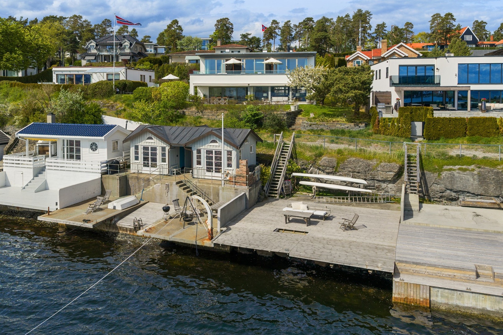 Eiendommen har 2/6 av en strandparsell med felles brygge og eget båtfeste gir enkel tilgang til sjø, bading og båtliv. Galleribilde