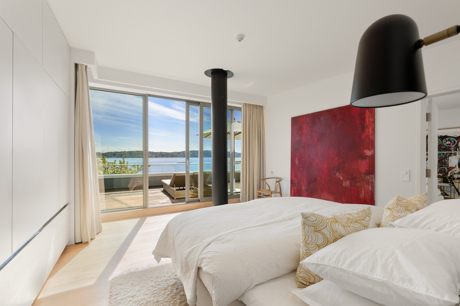 Hovedsoverommet byr på hotellfølelse med terrasseadkomst, walk-in-garderobe og eget baderom. Galleribilde
