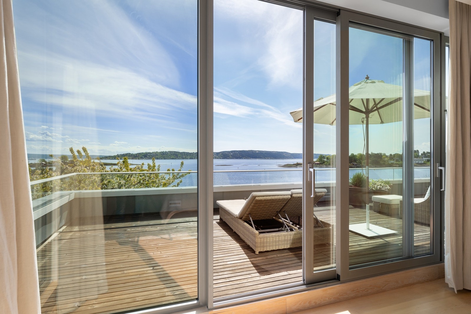 Stor terrasse i 2 etg. på 50 m² og mindre luftebalkong på 4 m². Galleribilde